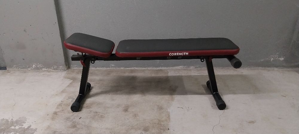 Banco e material de musculação