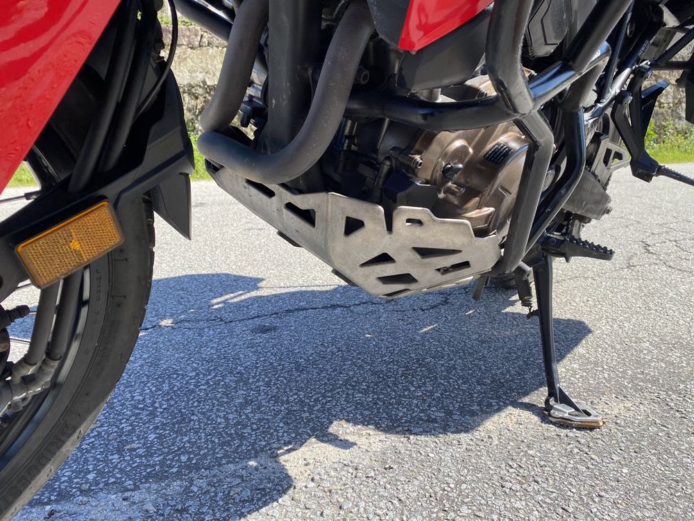 África Twin crf1000L com AKRAPOVIC