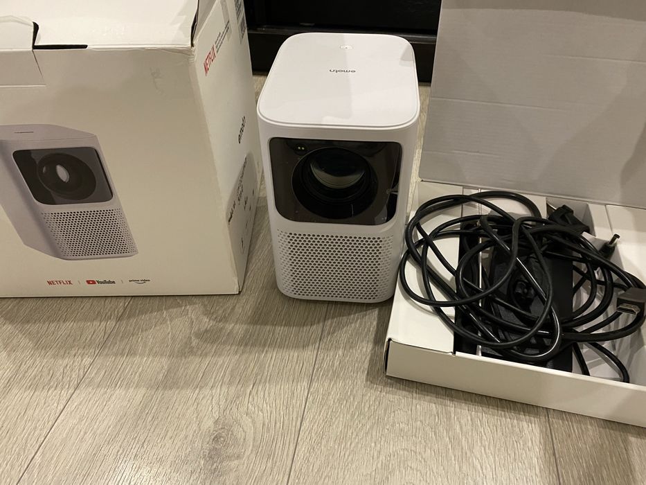 В ІДЕАЛЬНОМУ СТАНІ потужний проектор Emoth wi-fi, Netflix, Google