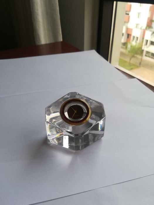 Relógio de mesa , gato e castiçais de cristal