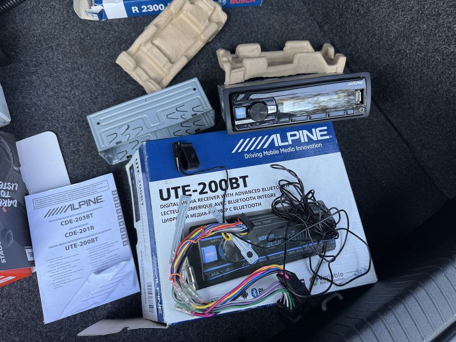Автомагнітола Alpine UTE-200BT  Bluetooth USB
