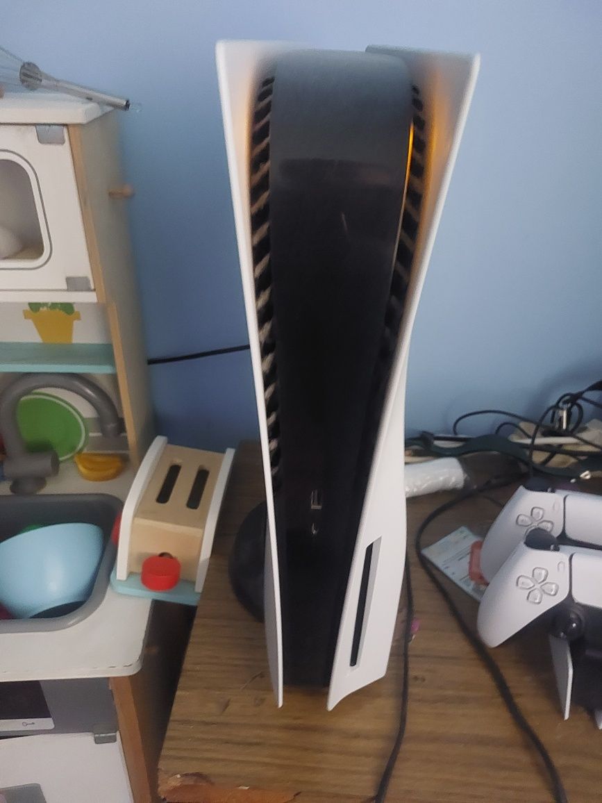 PS5 com 2 comandos e carregador de mesa