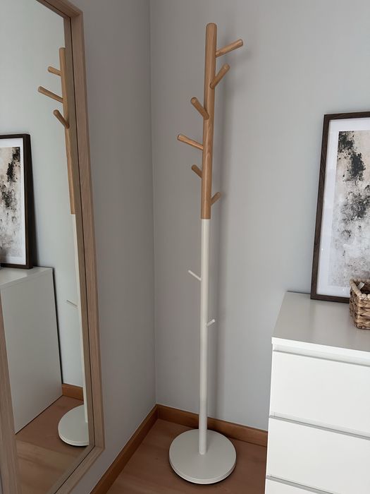 Cabide de pé em madeira e ferro branco