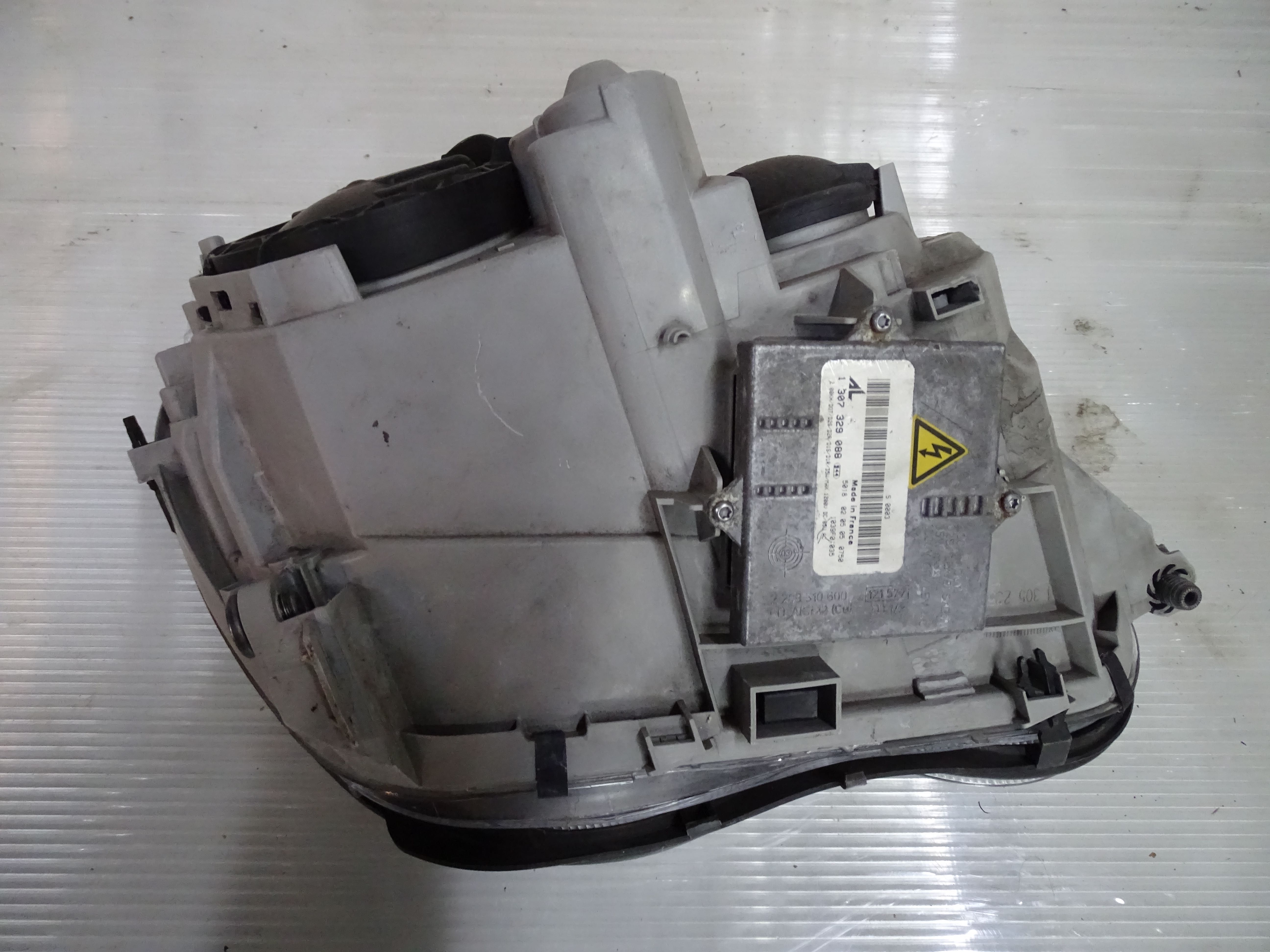MERCEDES  KLASA W203 lampa Xenon lewa + prawa Europa