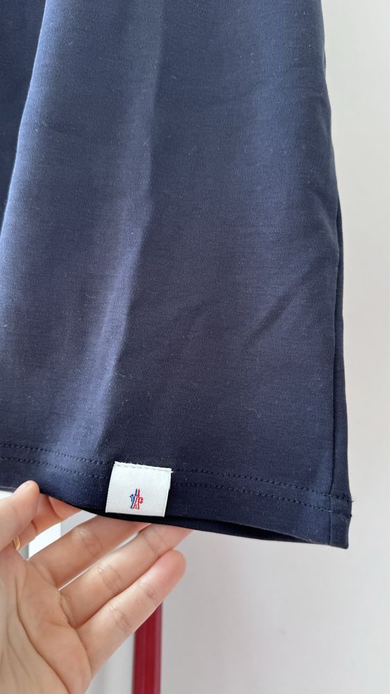 T-shirt Moncler com etiquetas