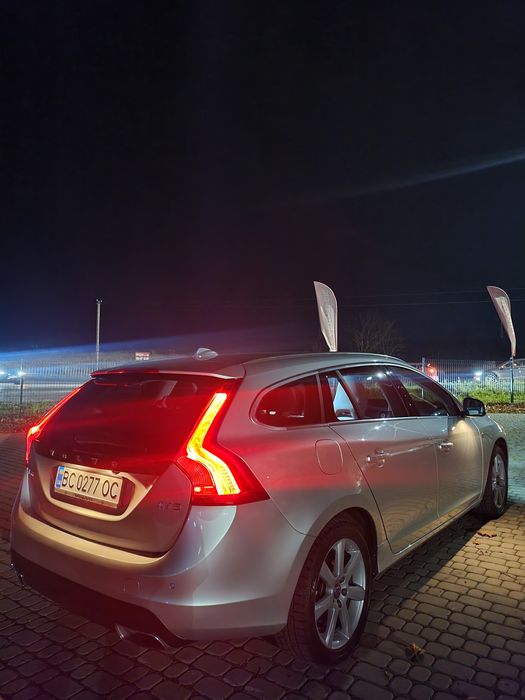 Volvo V60 2016 2.0. Бензин