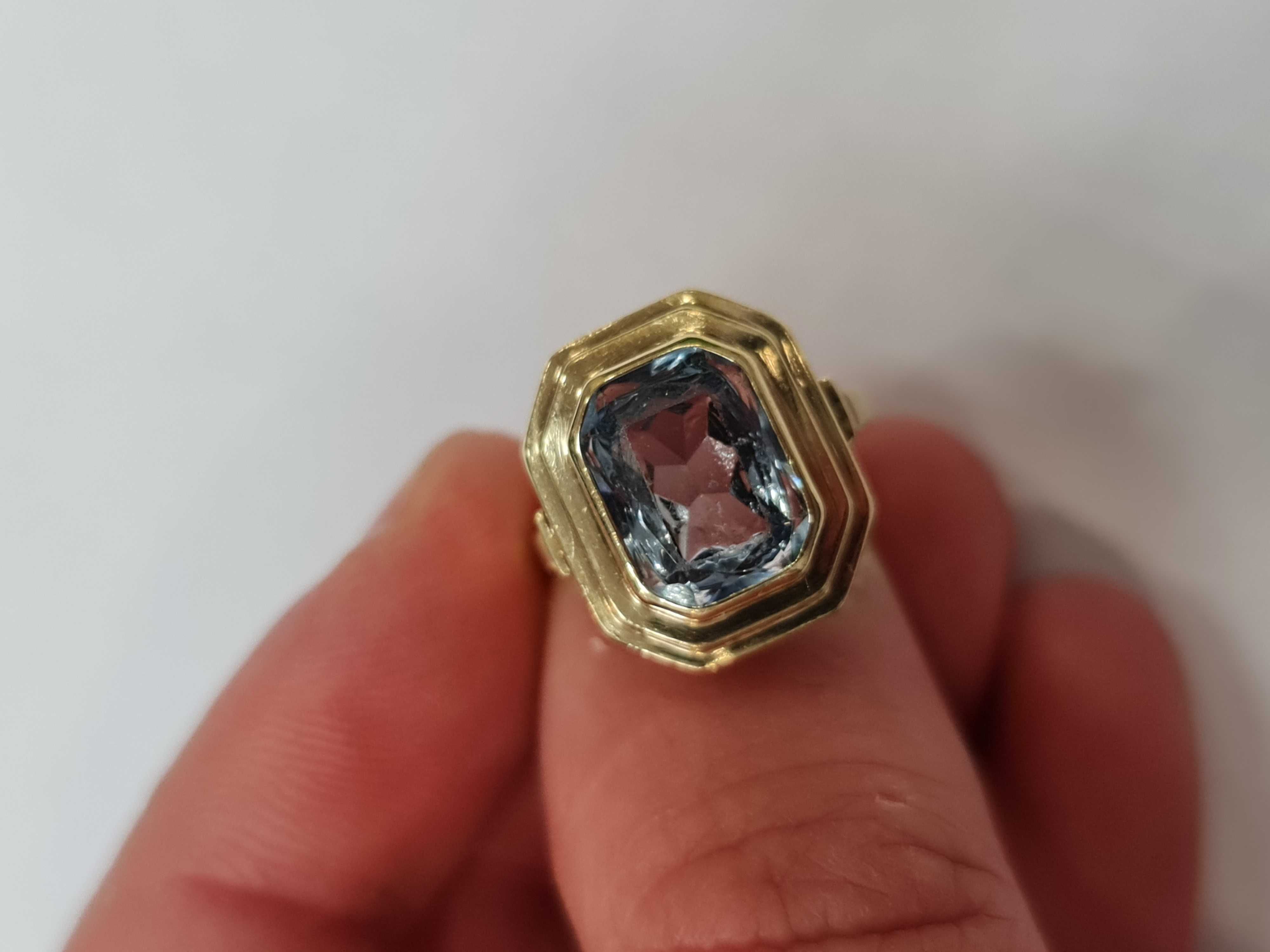 Złoty pierścionek/ 585/ 6.16 gram/ R12/ Topaz