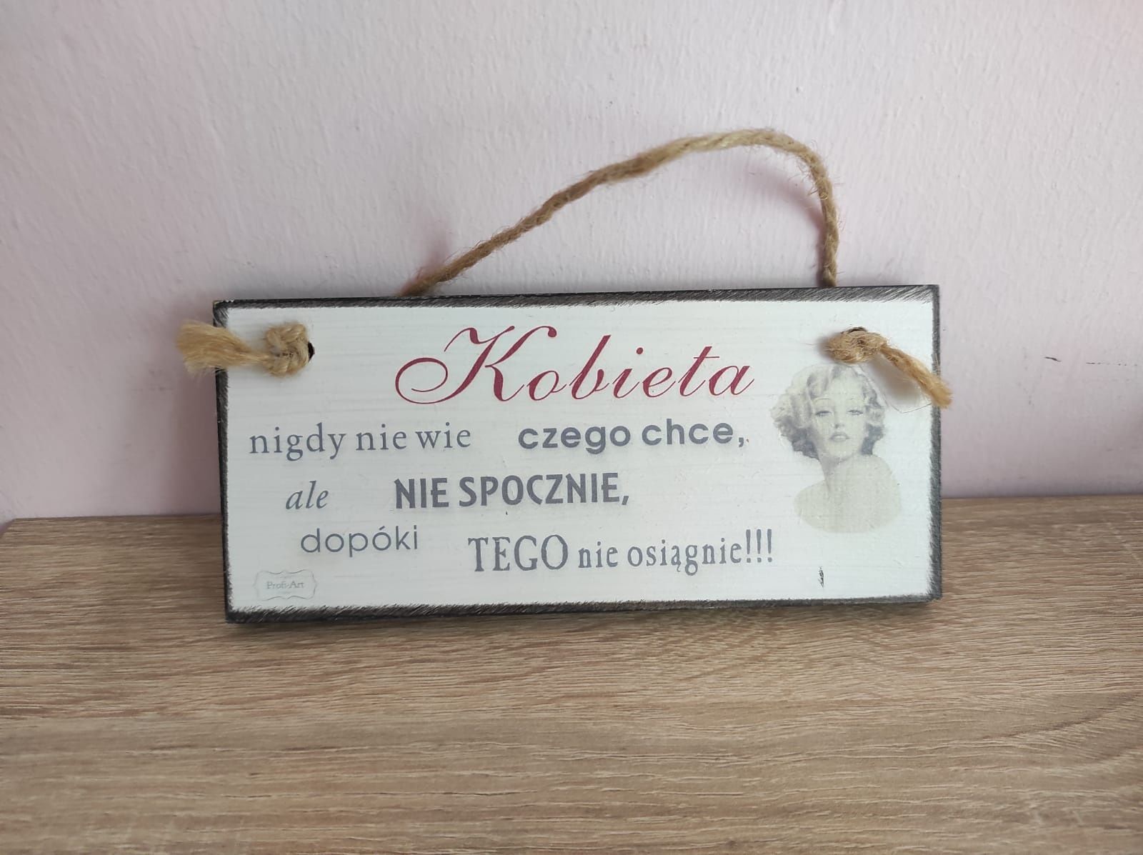 Tabliczka drewniana ozdobna "Kobieta nigdy nie wie czego chce...