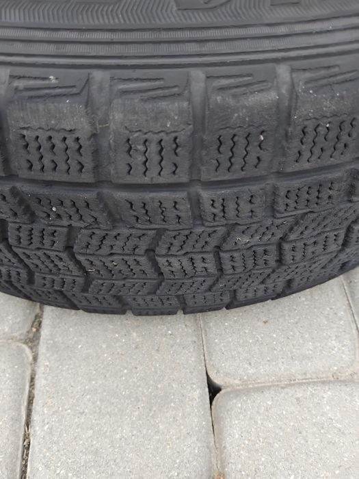 Комплетк зимнец резины  с дисками 205 60 R16 Toyota avensis