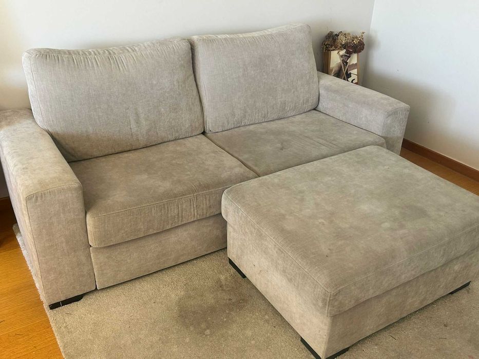 Sofá de 2 lugares com puff