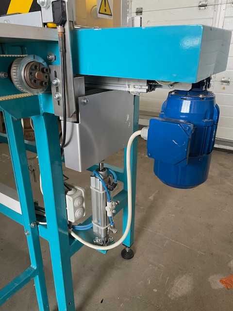 Półautomatyczny stół do produkcji rolet , zip screen, markiz.