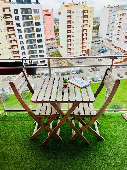Conjunto de Mesa e 2 Cadeiras em Madeira – Ideal para Varanda/Jardim