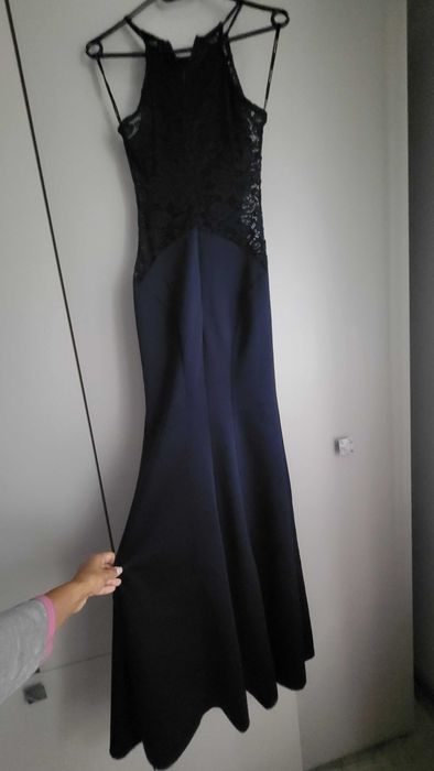 Elegancka sukienka maxi z koronkowymi wstawkami