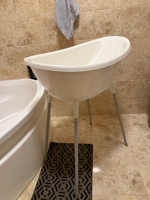 Дитяча ванночка на ніжках