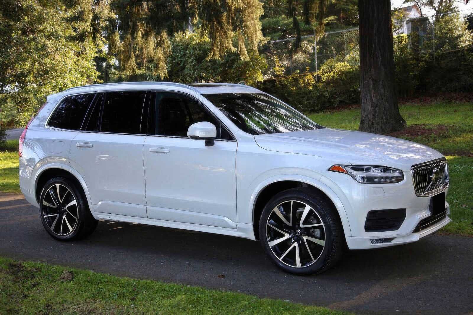 2021 Volvo XC90 T6 Momentum 7-Passenger