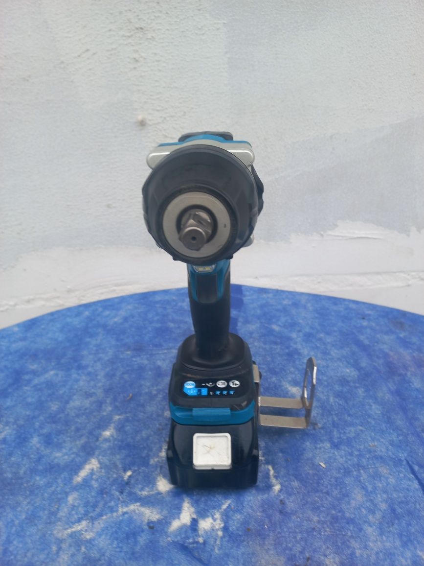 Klucz udarowy Makita DTW 700 + bateria 5.0 ah