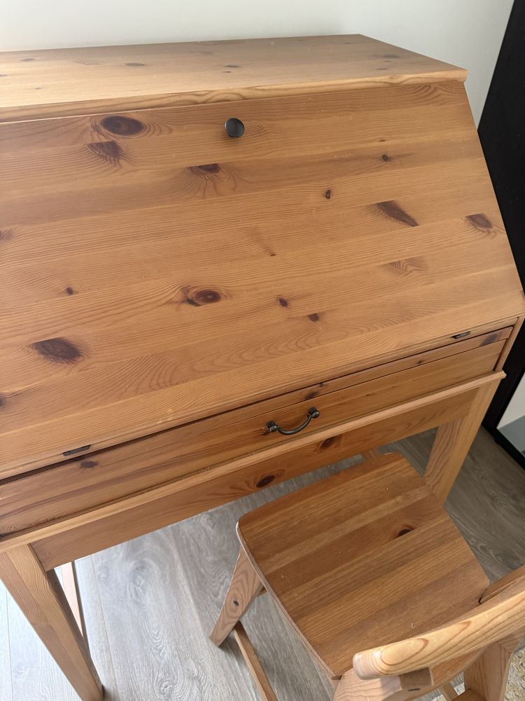 Drewniane biurko sekretarzyk Ikea Leksvik z krzesłem