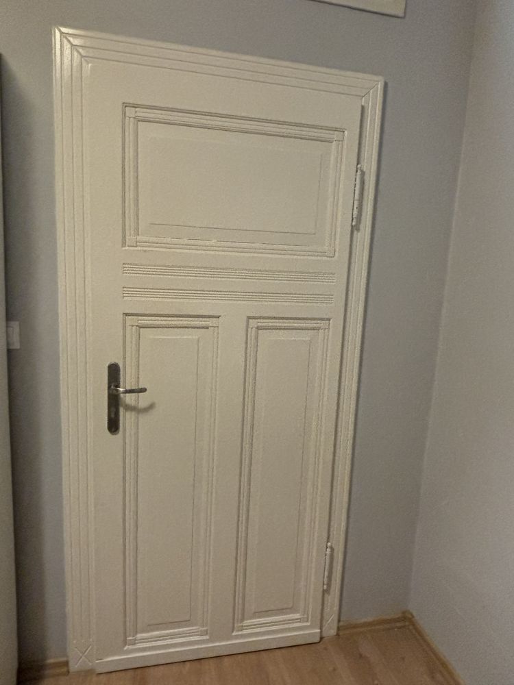 Drzwi drewniane z ościeżnicami