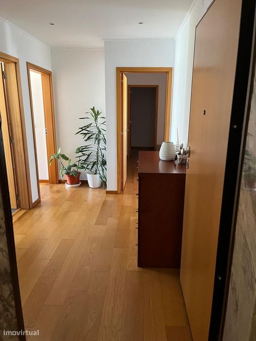 Apartamento T3,  2 espaços de garagem e 2 arrecadações  - C Rainha