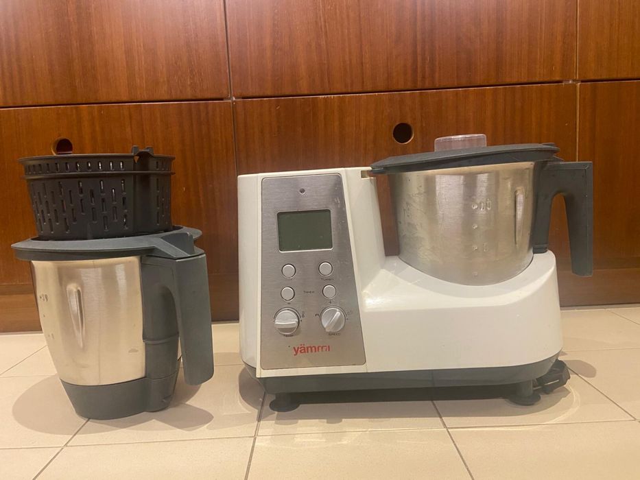 Yammi 1 c/ 2 copos a funcionar