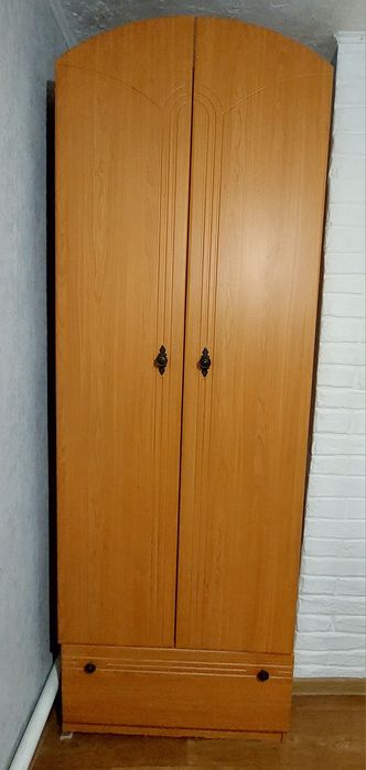 Невелика, але вмістка шафа та комод