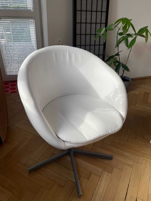 Fotel IKEA w stylu skandynawskim, biały
