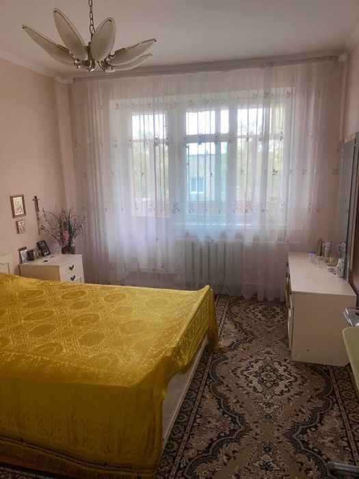 Продається 2х кімнатна квартира по пр. Відродження в хорошому стані.