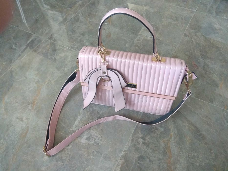 Рожева лакована сумочка від Jimmy Choo
