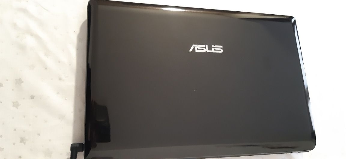Laptop Asus z torbą
