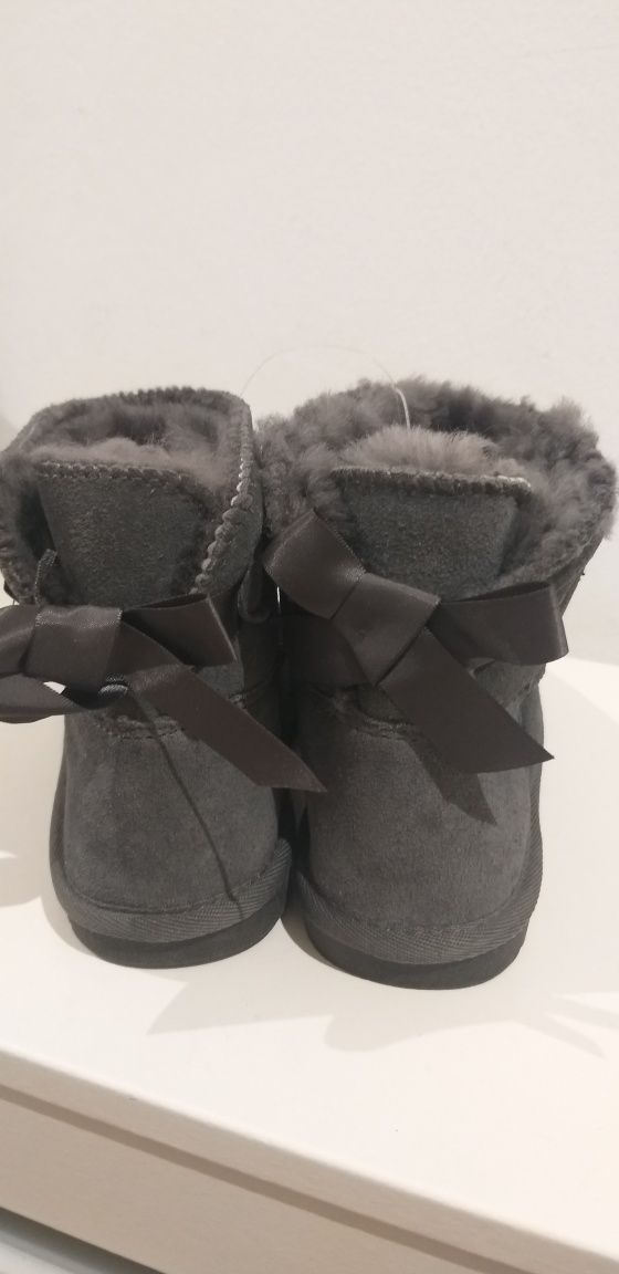 Botas em pele tipo ugg. Novas. 32