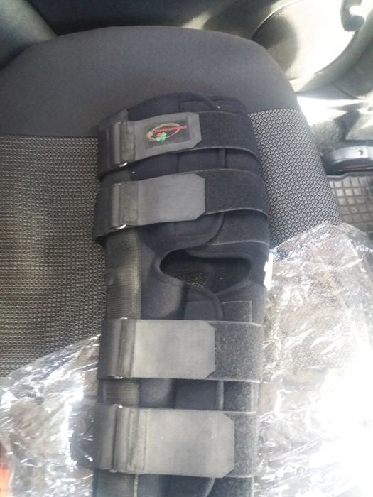 Наколенник с металлическими шарнирами К-1В сильной фиксации. Черный