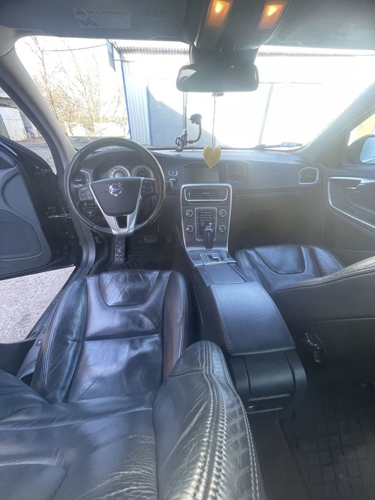 Автомобиль Volvo s60 2,5т