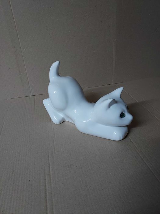 Gato Branco em Posição de Caça – Estatueta em Cerâmica