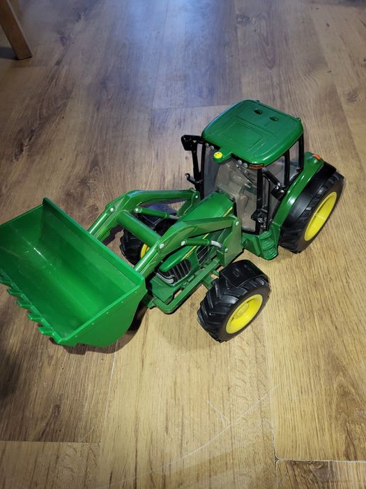 Traktor wydaje dzwięki dla dziecka