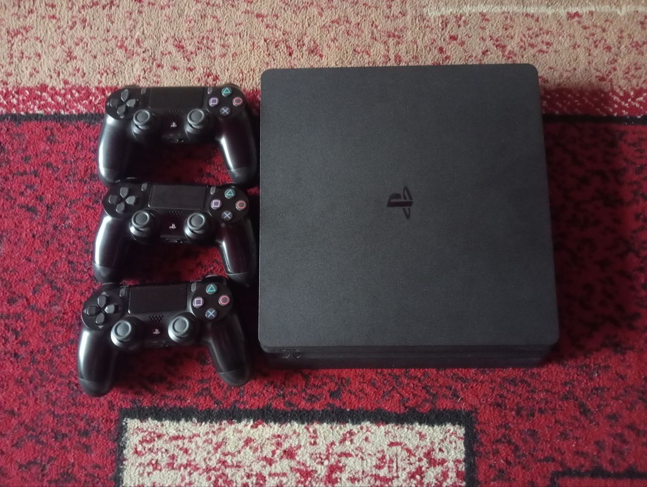 Продам playstation 4 +9 игр +3 джойстика возможен торг