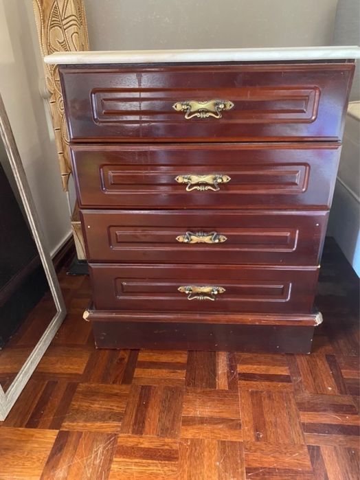 Cama de corpo e meio e mesa de cabeceira