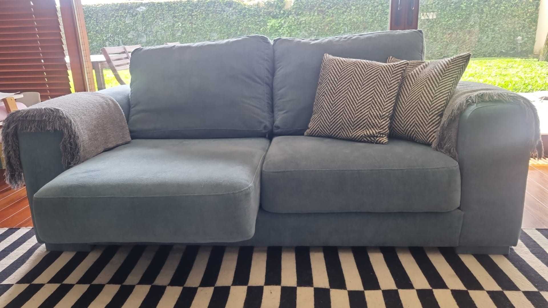 Dois Sofás com assento extensível