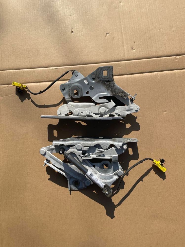 Петля капоту з піропатроном для Audi A4 B9 8W0823823 (права ліва)