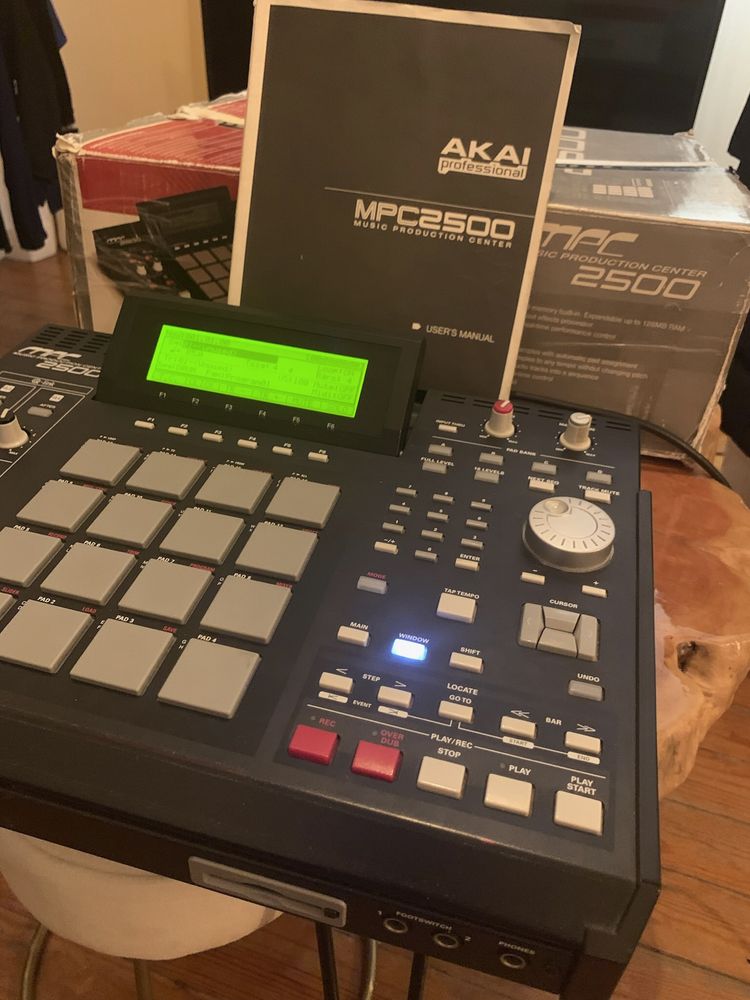 Akai mpc 2500 na caixa original ram max e HD interno