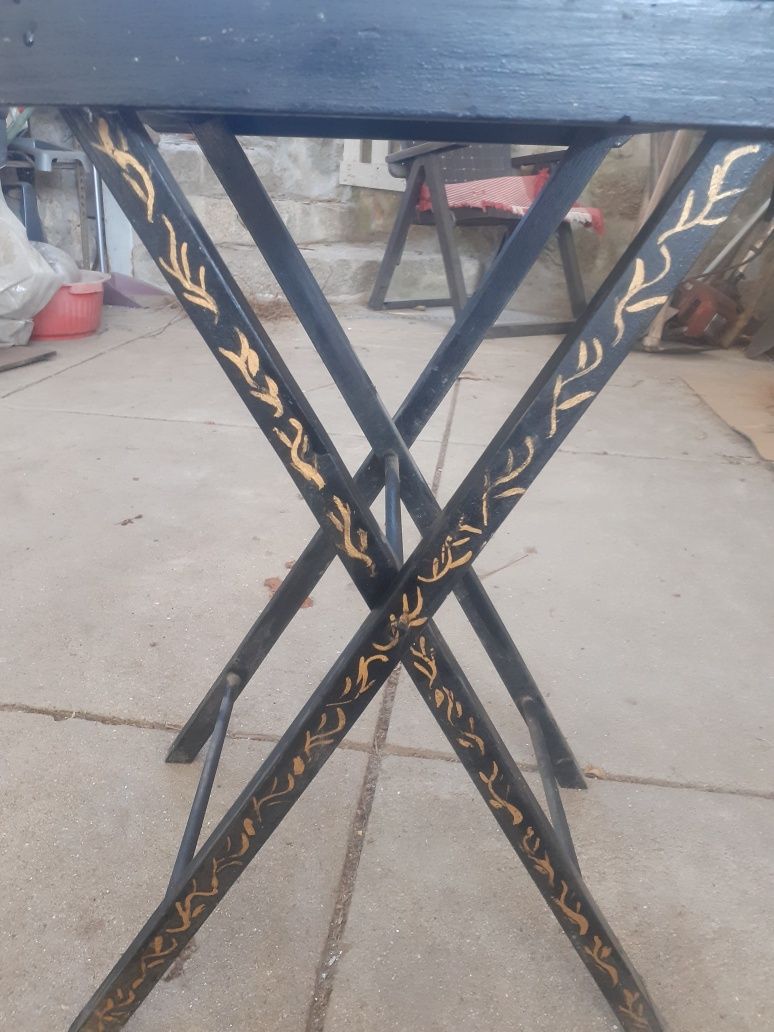 Mesa antiga pintada à mão