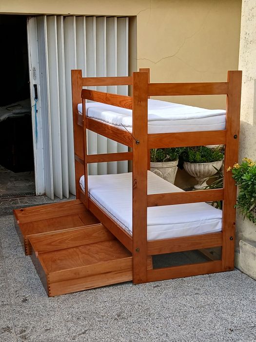 Vendo BELICHE com 2 gavetões grandes, estrados e colchões, em madeira