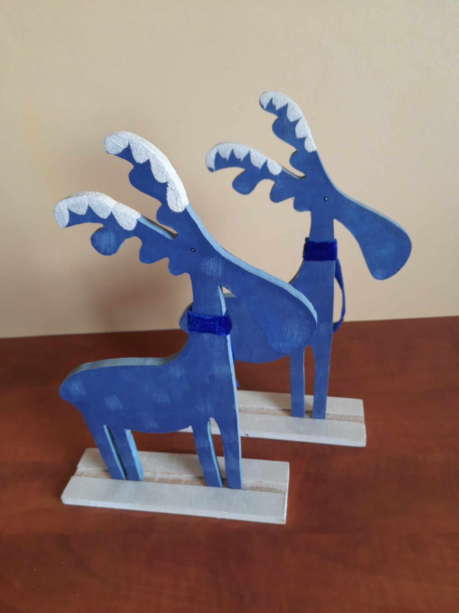 dwa niebieskie renifery z drewna na podstawce, Boże Narodzenie