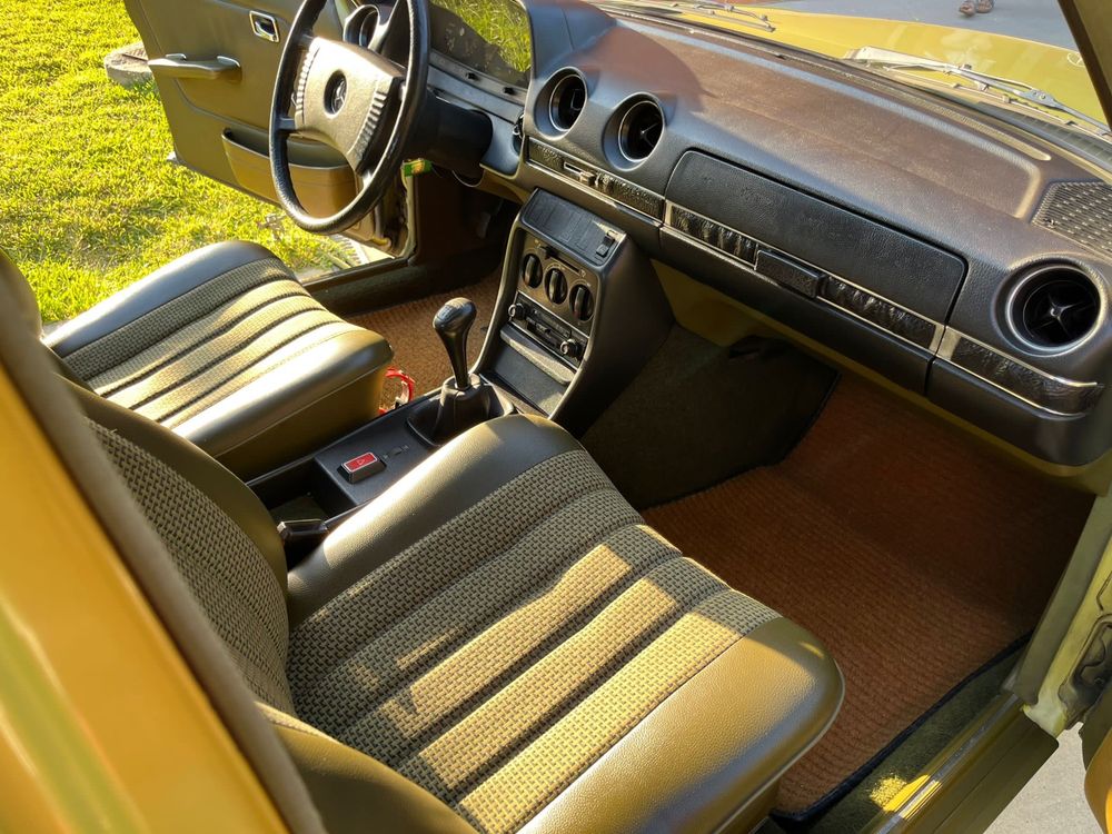 Mercedes RARO W123 220 D (Mimosa Yellow) - classico