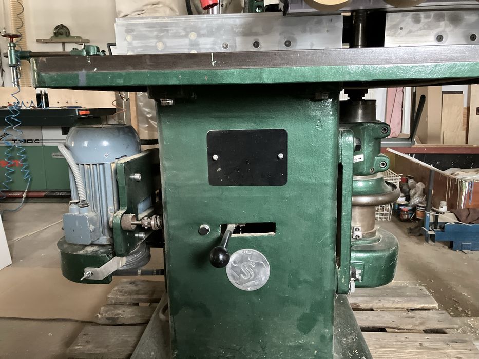 Frezarka dolnowrzecionowa z posuwem