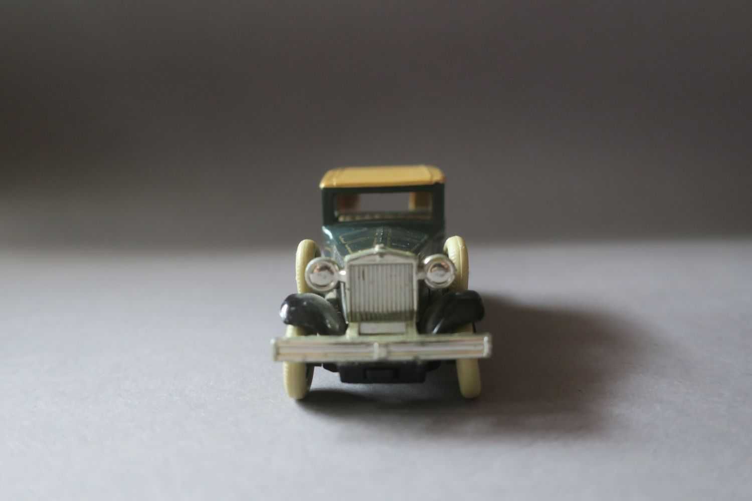 Metalowe auto Days Gone samochód 1:43 retro