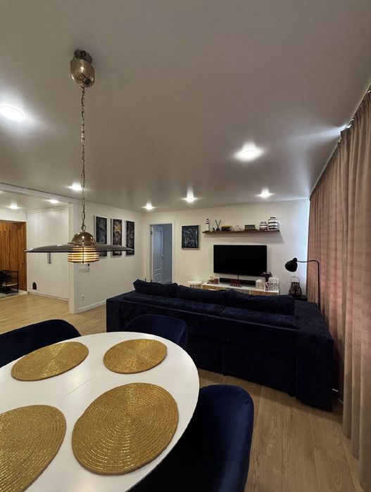 Центр міста! Сучасна трикімнатна квартира.