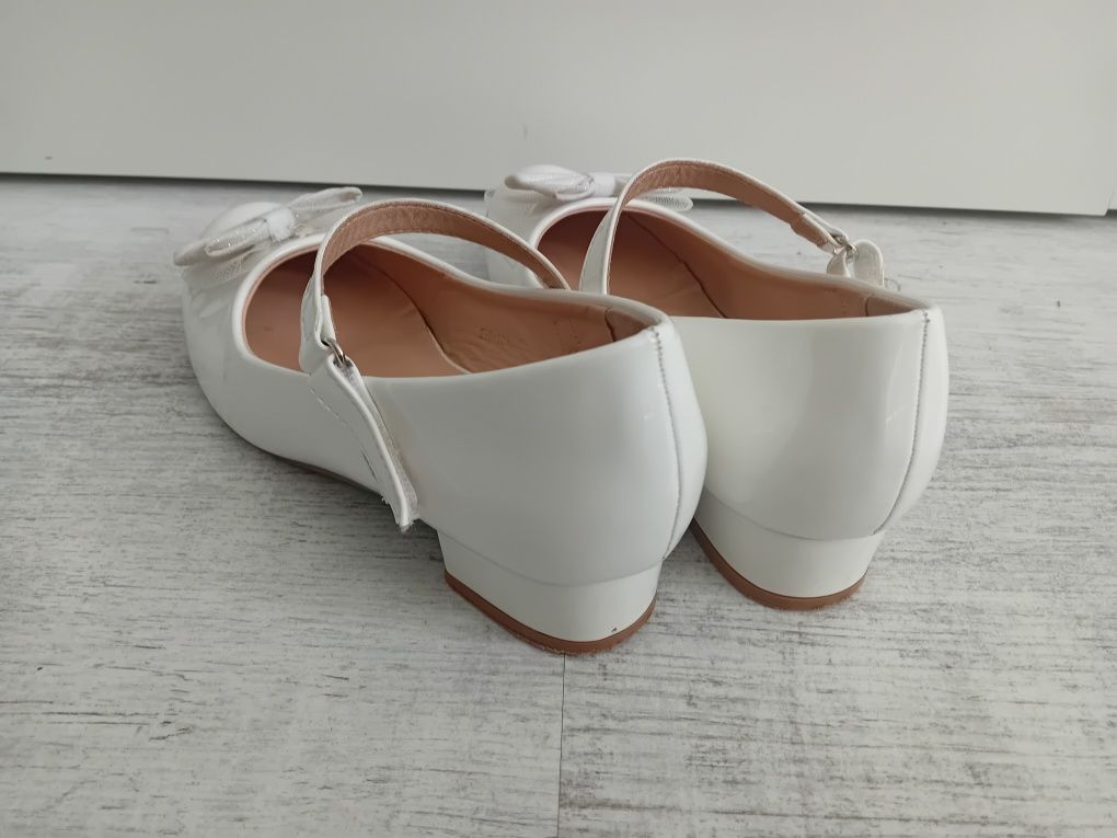 Buty komunijne białe lakierki