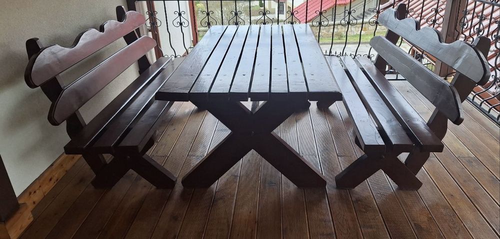 Drewniany stół i ławki