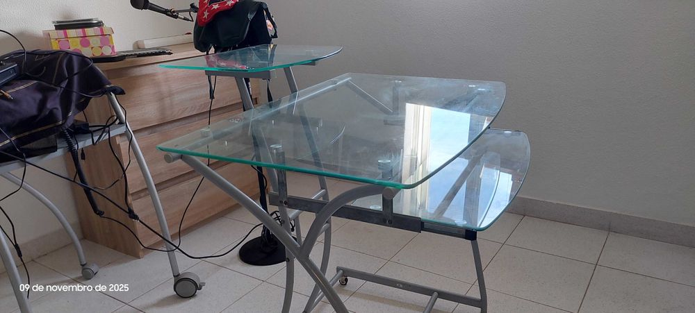 mesa de vidro com três modos