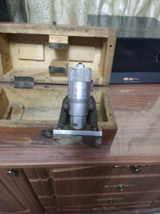 Брусковий рівень із мікрометричною подачею